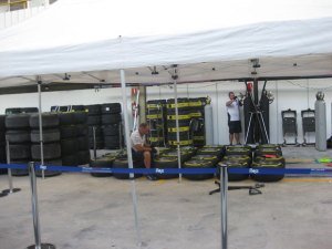 Engenheiros da Pirelli durante treinos para o GP do Brasil