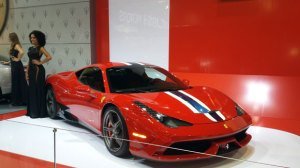 La bela Ferrari, bem pequenininha no espaço da Fiat