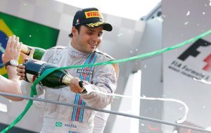 Massa sobre ao pódio no GP do Brasil e faz as pazes com a galera