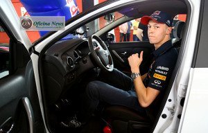 Piloto da Formula 1 acelera Sandero R.S. 2.0 em São Paulo