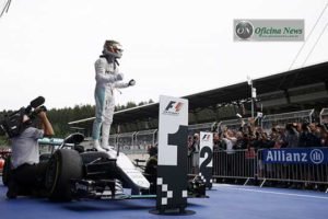 Hamilton não sucumbiu aos ataques de Rosberg e voltou aos boxes de cabeça erguida (Foto Mercedes)