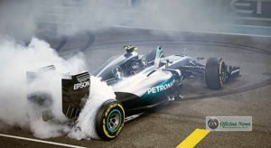 Nico Rosberg celebrou o primeiro título com o tradicional zerinho (Foto Mercedes)