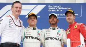 James Allison sorri alegre pelo 1-2 da equipe. Pilotos mostram decepção pelo resultado arranjado (Mercedes)