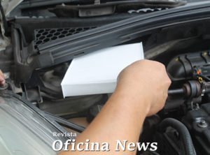 Mecânica Leve: Troca do filtro de cabine do Citroën C3. Pensando em preservar a saúde respiratória dos ocupantes do carro, o filtro