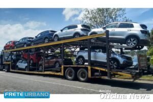 Volkswagen empresta veículos ao SENAI para aprimorar qualificação  Em regime de Comodato, Volkswagen empresta veículos ao SENAI para aprimorar qualificação técnica e profissional. Ao longo do 1º semestre de 2022 40 carros serão emprestados para as escolas do Serviço Nacional de Aprendizagem Industrial (SENAI) de todo o Brasil, pelo período de 2 anos. As primeiras 22 unidades, incluindo o Golf GTE Híbrido Plug-in, já começam a ser entregues.  Segundo a marca, o objetivo do Programa de Comodato é contribuir para a excelência dos cursos de qualificação profissional oferecidos aos alunos da instituição, que terão contato com o que existe de mais inovador em tecnologia e segurança na indústria automotiva. Os veículos serão utilizados em aulas práticas de cursos como mecânica e eletricidade automotiva, por exemplo. Entre no nosso podcast  Acesse os vídeos no You Tube Leia a Revista Frete Urbano  O primeiro lote inclui modelos do Up!, Polo, Virtus, Nivus e T-Cross, além de unidades do Golf GTE híbrido plug-in que possibilitará aos estudantes conhecer mais sobre sistemas de eletrificação.  Os carros estão sendo encaminhados para escolas nos estados de Minas Gerais, Pernambuco, Rio Grande do Norte, Rio Grande do Sul, Santa Catarina e São Paulo, além do Distrito Federal. A ação é coordenada pelas áreas de Sustentabilidade (Responsabilidade Social) e Academia de Vendas e Pós-Vendas da Volkswagen do Brasil. “Há décadas, a parceria entre a VW e o SENAI vem contribuindo para a formação profissional de milhares de brasileiros. Com esses novos empréstimos, esperamos ampliar ainda mais a qualidade dos cursos oferecidos, atualizando os modelos de veículos disponíveis e levando aos alunos do SENAI e futuros mecânicos todo o conhecimento de ponta embarcado nos carros da Volkswagen”, afirma Ricardo Bianchi, Gerente de Desenvolvimento da Rede de Concessionários, responsável pela Academia Volkswagen. As escolas beneficiadas são definidas em conjunto pela Academia VW e o SENAI, atualmente responsável por sediar os Centros de Treinamento da Volkswagen em diversos estados. Além dos carros, a montadora apoia a formação dos educadores, disponibilizando técnicos para capacitar os professores do SENAI nas tecnologias dos veículos Volkswagen - as primeiras turmas devem formar mais de 30 educadores.  Os carros que fazem parte do Programa de Comodato foram previamente usados em testes internos, não podem ser comercializados e tinham como destino a sucata. Assim, essa iniciativa amplia seu ciclo de vida, dando nova finalidade aos modelos.