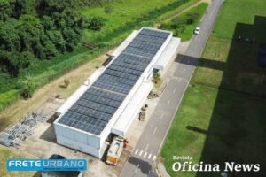 Fábrica da Mercedes-Benz de cabines reforça ações ambientais Localizada em Juiz de Fora (MG), a fábrica da Mercedes-Benz de cabines reforça ações ambientais. Essa iniciativa em prol da sustentabilidade segue os princípios ESG globais Daimler Truck e passa a ser implantada nas fábricas brasileiras. No local são produzidas as cabinas de todos os modelos de caminhões da marca - Accelo, Atego, Axor, Novo Actros e Arocs – é a primeira planta da Empresa no País a concentrar um conjunto de ações de sustentabilidade ambiental numa única área. Este “Prédio Verde”, que abriga a decapagem de meios de produção empregados no processo de pintura de cabinas, utiliza energia solar, captação de água da chuva, tratamento e reuso de água, além de coprocessamento de resíduos. Entre no nosso podcast Acesse os vídeos no You Tube Leia a Revista Frete Urbano “Essa nova unidade de decapagem, que fica ao lado do prédio de pintura, já nos traz ganhos impactantes de proteção ao meio ambiente e de economia de custos com energia elétrica e inúmeros ganhos ambientais”, afirma Herick Borges, gerente sênior de Produção de Cabinas da Mercedes-Benz do Brasil em Juiz de Fora. “Com as medidas adotadas, o Prédio Verde reduz significativamente o consumo de energia elétrica e de água, além de evitar a emissão de CO2 na atmosfera”. Esse prédio ecológico, que se tornou destaque nas ações de meio ambiente entre todas as fábricas do Grupo Daimler Truck, realiza a decapagem química, ou seja, a limpeza de dispositivos de produção, como travessas, skids e suportes, que são utilizados na movimentação de cabinas na linha de pintura e que ficam cobertos por camadas de tinta, precisando ser limpos periodicamente. São 500 metros quadrados de área construída, dividida em processo de decapagem, armazenamento de dispositivos, oficina de gabaritagem, vestiário e sala de apoio. O processo de decapagem química da fábrica de Juiz de Fora conta com um tanque de 8.000 litros de decapante de tinta aquecido a 80°C e também com uma área para jateamento de peças que utiliza água de reuso, captada da chuva depois do tratamento de efluentes. Com capacidade de armazenamento de 15.000 litros de água de chuva, a estação de reaproveitamento trata 4.000 litros de efluentes por dia, permitindo que 100% dessa água retorne ao processo. Outro importante destaque do Prédio Verde é a captação de energia solar. A área dispõe de placas de energia fotovoltaica capazes de produzir uma potência de 10.000 kwh/mês, que são suficientes para manter todo o prédio em funcionamento e ainda fornecer parte da energia excedente para outras áreas da fábrica. Instaladas no telhado, cobrindo uma área de 473 m², as células fotovoltaicas geram uma economia de R$ 8 mil por mês em energia elétrica. Na lavagem dos dispositivos de pintura é usado um solvente químico homologado de acordo com a legislação ambiental que é utilizado para remover a tinta, de forma em que o único resíduo gerado no processo seja a própria tinta processada. Esse resíduo é vendido para outras empresas, e serve como fonte de geração de energia por meio da sua queima, e até as cinzas desse processo são adicionadas ao cimento, agregando valor ao resíduo e sem geração de impacto ao meio ambiente. Trata-se do coprocessamento, tecnologia que utiliza resíduos industriais e urbanos como combustíveis alternativos na fabricação de vários produtos, como o cimento. Prédio Verde é modelo de sustentabilidade “Além de atender ao processo de decapagem dos meios de produção da pintura, o projeto Prédio Verde tem como propósito ser um modelo de sustentabilidade”, ressalta Herick Borges. “As práticas adotadas garantem a autossuficiência de recursos naturais do processo, não causando, portanto, impactos ao meio ambiente. Como exemplo, 64,5 toneladas de CO2 deixam de ser lançadas na atmosfera por ano. Isso equivale ao plantio de mais de 400 árvores”. Segundo o executivo, o Prédio Verde é um projeto desenvolvido e aplicado por colaboradores da própria fábrica. “O êxito dessa iniciativa abre novas possibilidades sustentáveis, como a adoção de 100% da iluminação em LED no Prédio Verde e a destinação de água de captação de chuva no processo de lavagem de carros da frota e nos banheiros”, conclui Herick. Iniciativa segue os princípios ESG da Mercedes-Benz do Brasil “O conceito de Prédio Verde segue a nossa estratégia ESG no País, que se apoia nos pilares Meio Ambiente, Social e Governança e está alinhada aos mesmos princípios adotados em todo o mundo pela Daimler Truck”, destaca Achim Puchert, presidente da Mercedes-Benz do Brasil & CEO América Latina. “Esse compromisso vai além de nosso corebusiness de produzir caminhões e ônibus e desenvolver serviços. A Mercedes-Benz segue firme no propósito de mover o mundo, reforçando o compromisso de contribuir com o desenvolvimento da sociedade em que está inserida, garantindo qualidade de vida, recursos naturais e segurança para um futuro mais sustentável. Isso vai muito além do nosso olhar para a produção, o desenvolvimento de tecnologias inovadoras e compatibilidade ambiental, o que já fazemos e entregamos com excelência aos nossos clientes. Essa transparência compartilha tantos os nossos avanços e aspirações quanto o nosso olhar mais atento a todos os componentes de um futuro responsável e sustentável para todos”, completa Achim Puchert. Caminhos para o Novo Mundo Em outra importante etapa das ações ambientais em suas unidades no País, a Mercedes-Benz do Brasil atingiu, recentemente, o nível “Aterro Zero” em sua fábrica de São Bernardo do Campo, no ABC Paulista. Adotando a solução do coprocessamento, a Empresa deixa de enviar 800 toneladas de resíduos por ano para aterro sanitário, contribuindo assim para a proteção do meio ambiente e para o desenvolvimento social. O Prédio Verde da fábrica de Juiz de Fora e o Aterro Zero da planta de São Bernardo do Campo seguem os conceitos da iniciativa “Caminhos para o Novo Mundo”, que visa divulgar ações da Empresa e engajar colaboradores e parceiros rumo a um futuro sustentável para todos que movem o mundo. No site institucional da Mercedes-Benz no Brasil foi criada uma página que reúne ações em andamento, reforçando os pilares da sustentabilidade praticados globalmente pela Daimler Truck, alinhados com os Objetivos de Desenvolvimento Sustentável (ODS) da ONU, como redução de emissões, mobilidade e qualidade de vida para as cidades, segurança no trânsito, respeito aos direitos humanos e economia circular. O site destaca ainda ações como as Unidades Móveis de Saúde, o movimento “A Voz Delas”, a Fazenda Urbana da fábrica de São Bernardo do Campo (SP), as Fábricas 4.0, a estratégia do Comitê de Diversidade, o Programa profissionalizante “Estrelas do Amanhã” e a Linha Renov de peças remanufaturadas, que adota processos de reciclagem e reaproveitamento de materiais em sua linha de produção.