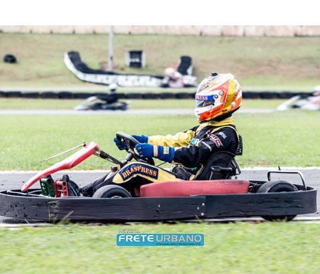 Transportadora Brasspress patrocina piloto de kart