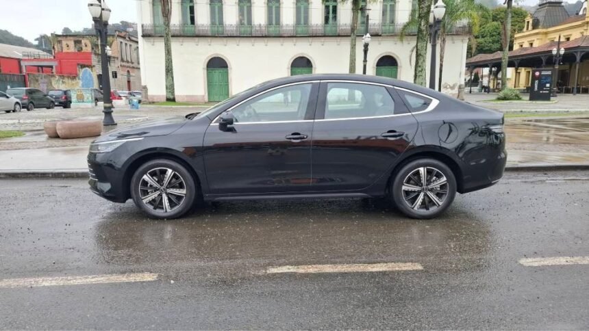 BYD King: híbrido plug-in combina motor 1.5 turbo e elétrico
