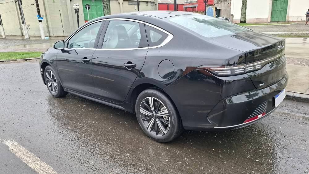 BYD King: híbrido plug-in combina motor 1.5 turbo e elétrico