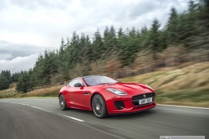 Jaguar apresenta o F-TYPE com novo motor ingenium turbo 2.0