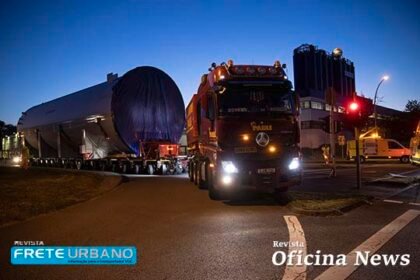Caminhões Mercedes-Benz Actros transportam carga gigante
