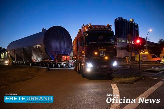 Caminhões Mercedes-Benz Actros transportam carga gigante