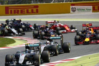 Rosberg e Hamilton novamente se estranharam e, desta vez, se eliminaram (Foto Mercedes)