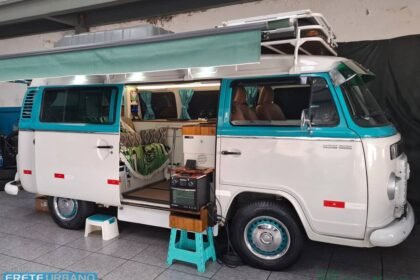 VW Kombi transformada mostra versatilidade para viajar
