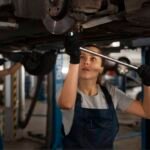 Mulheres que aceleram o motor da reparação automotiva