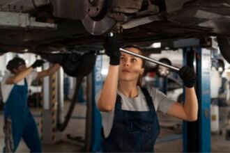 Mulheres que aceleram o motor da reparação automotiva