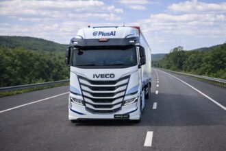 IVECO e PlusAI iniciam testes de caminhões autônomos na Espanha