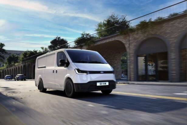 Ford lança Transit City elétrica para carga urbana