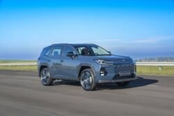 Novo Toyota RAV4 chega com motorização híbrida e tração integral