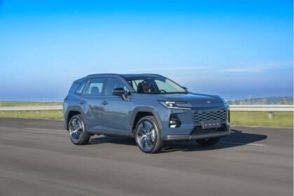 Novo Toyota RAV4 chega com motorização híbrida e tração integral