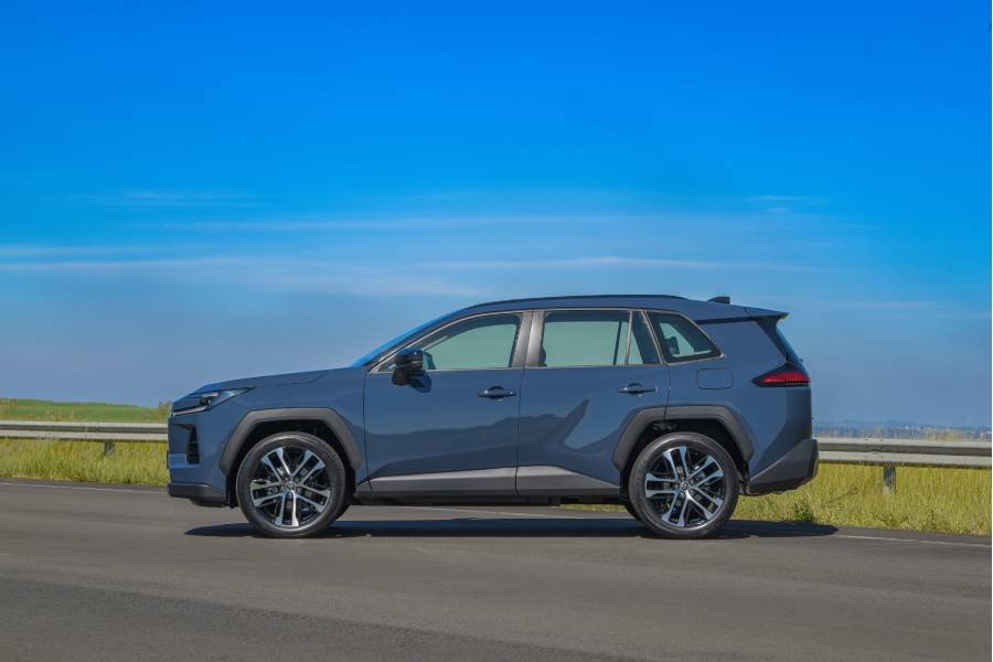 Novo Toyota RAV4 chega com motorização híbrida e tração integral