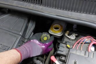 Troca do líquido de freio evita falhas no sistema