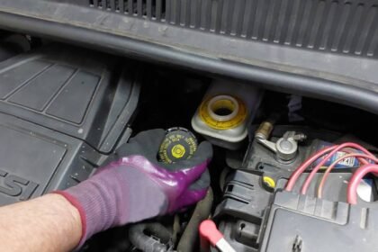 Troca do líquido de freio evita falhas no sistema