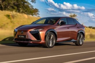 Lexus RZ 500e chega ao Brasil por R$ 499 mil