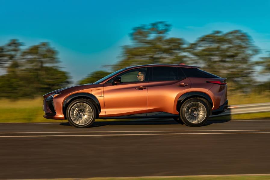 Lexus RZ 500e chega ao Brasil por R$ 499 mil