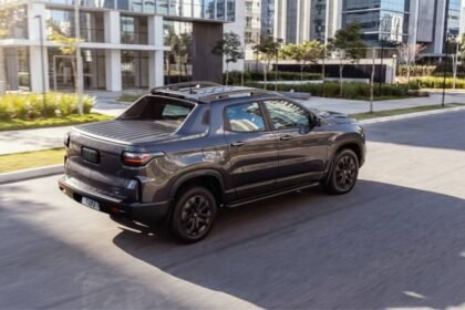 Fiat Toro 2027 estreia sistema híbrido leve ## Picape passa a contar com tecnologia MHEV de 48V no Brasil A Fiat apresentou a linha 2027 da Toro com a estreia do sistema híbrido-leve MHEV de 48V, tornando o modelo a primeira picape produzida no Brasil a receber a tecnologia. O conjunto passa a equipar as versões Volcano e Ultra com motor Turbo 270 Flex. Segundo a fabricante, o sistema híbrido-leve combina o motor a combustão com um sistema elétrico de baixa tensão, permitindo redução no consumo de combustível e nas emissões de CO² sem necessidade de recarga externa. De acordo com a marca, a tecnologia pode proporcionar economia de combustível de até 12% e redução de aproximadamente 11% nas emissões de CO². ## Como funciona o sistema híbrido-leve da Toro? O sistema MHEV de 48V utiliza um motor elétrico multifuncional que auxilia o motor a combustão em situações de aceleração e recuperação de energia durante desacelerações. A estratégia chamada de coasting-regen aproveita a energia cinética gerada nas frenagens e desacelerações para recarregar automaticamente a bateria de 48V. Além da eficiência energética, a Fiat informa que o sistema entrega até 65 Nm de torque elétrico adicional, melhorando as respostas nas acelerações. Dependendo da legislação de cada estado, veículos híbridos podem contar com benefícios como descontos ou isenção de IPVA e liberação do rodízio municipal em cidades como São Paulo. ## Toro amplia pacote de segurança Outra novidade da linha 2027 é a ampliação dos sistemas avançados de assistência ao motorista (ADAS) em todas as versões da picape. A partir de agora, toda a gama passa a contar de série com alerta de colisão com frenagem automática, alerta de mudança de faixa e comutador automático de farol alto. As versões Ultra e Ranch recebem ainda sensor de ponto cego e alerta de tráfego cruzado traseiro como itens de série. Na Volcano, os recursos passam a ser opcionais. ### Mudanças no design e conectividade A Fiat também atualizou elementos visuais da Toro. A assinatura em LED dianteira ganhou seta sequencial integrada, enquanto o conjunto óptico segue com iluminação full LED. O modelo mantém painel digital de 7 polegadas e central multimídia de até 10,1 polegadas nas versões superiores. A linha também conta com freio de estacionamento eletrônico, Auto Hold e conectividade Fiat Connect////Me. “A Fiat Toro chega à linha 2027 consolidando uma trajetória de sucesso no mercado automotivo. Desde o seu lançamento, há 10 anos, o modelo se mantém líder de vendas em seu segmento, reflexo direto da sua proposta inovadora em unir a robustez de uma picape com o conforto de um SUV. A Toro nasceu para revolucionar o mercado de picapes ao unir tecnologia e versatilidade de forma inédita, e continua evoluindo com esse mesmo espírito pioneiro. Agora, com a chegada das versões MHEV, damos mais um passo importante ao oferecer mais eficiência e desempenho, tornando o modelo ainda mais competitivo e alinhado às demandas do mercado”, afirma Frederico Battaglia, Head das marcas Fiat e Abarth para a América do Sul. ## Motores e versões disponíveis A linha 2027 da Fiat Toro será comercializada com três opções de motorização: Turbo 270 Flex, Turbo 270 Flex MHEV e 2.2 Turbodiesel. O motor Turbo 270 Flex MHEV entrega 176 cv de potência e 270 Nm de torque. Já o motor 2.2 Turbodiesel oferece 200 cv e 450 Nm de torque nas versões Ranch e Volcano Diesel. Com mais de 650 mil unidades produzidas em dez anos, a Toro segue como um dos modelos de maior volume no segmento de picapes intermediárias no Brasil. ### Preços da Fiat Toro 2027 * Endurance Turbo Flex – R$ 167.490 * Freedom Turbo Flex – R$ 177.490 * Volcano Turbo Flex MHEV – R$ 197.490 * Ultra Turbo Flex MHEV – R$ 206.490 * Volcano Diesel – R$ 220.490 * Ranch Diesel – R$ 238.490 **Tags:** Fiat Toro, Fiat Toro 2027, Toro híbrida, picape híbrida, MHEV 48V, Fiat, picape flex, Toro Volcano, Toro Ultra, mercado automotivo, picapes no Brasil, híbridos leves