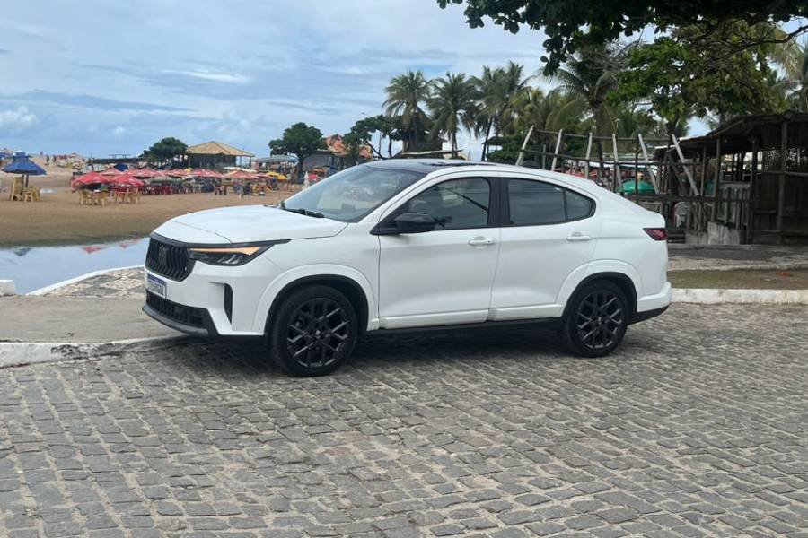 Fiat Fastback Hybrid: motor híbrido leve ajuda em viagens longas