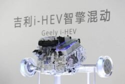 Geely apresenta sistema híbrido i-HEV com IA