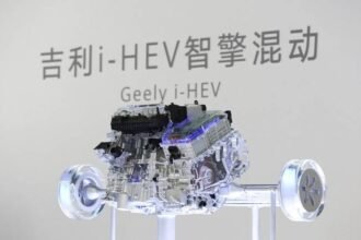 Geely apresenta sistema híbrido i-HEV com IA