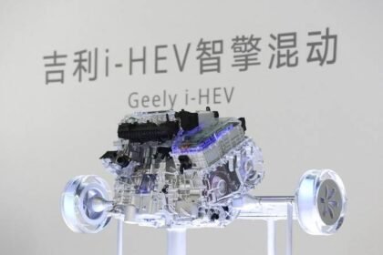 Geely apresenta sistema híbrido i-HEV com IA
