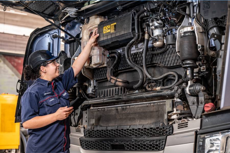 Scania investe em peças e formação de novos mecânicos