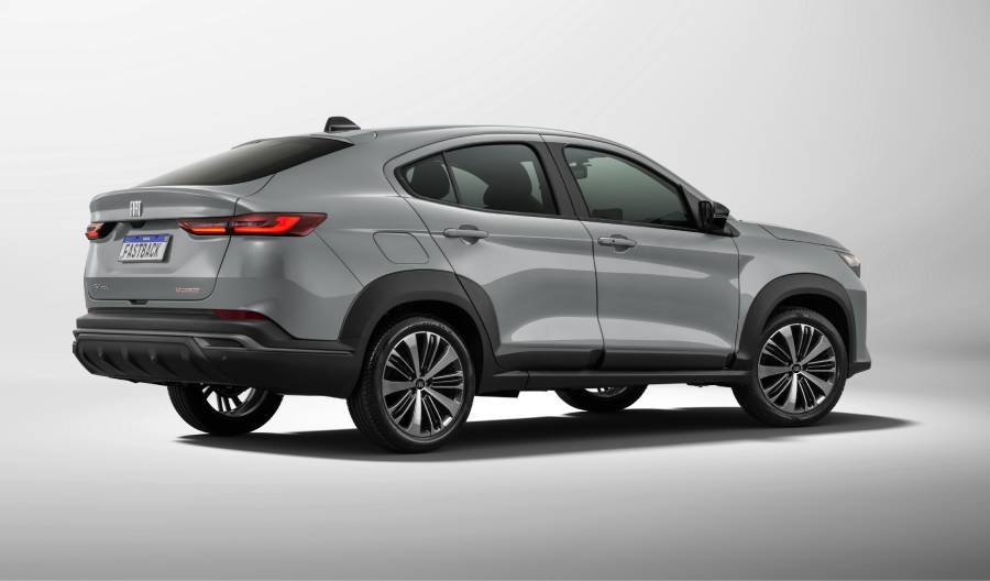 Fiat Fastback 2027 ganha versão Smart Drive e BlackMotion
