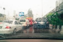 Carro passou por alagamento? Veja os danos mecânicos