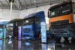 Mercedes-Benz comemora 70 anos em vésperas da Fenatran 2026